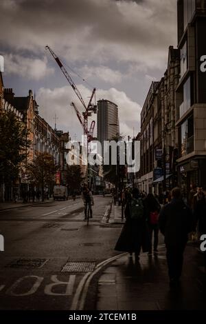 Eine dynamische Winterstraßenszene in London mit Fahrrädern und laufenden Bauarbeiten. Der Schnittpunkt von urbaner Mobilität und Entwicklung. Stockfoto