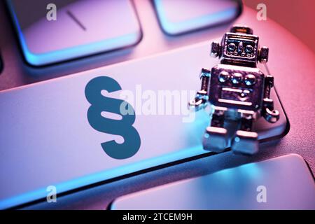 FOTOMONTAGE, Taste mit Paragrafenzeichen und Roboter auf einer Computertastatur, Symbolfoto AI Act *** FOTOMONTAGE, Taste mit Absatzzeichen und Roboter auf einer Computertastatur, Symbolfoto AI Act Stockfoto