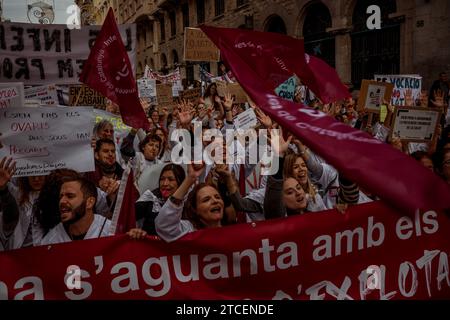 Barcelona, Spanien. Dezember 2023. Mitglieder des Gesundheitssektors marschieren durch Barcelona während eines Streiks gegen prekäre Arbeitsbedingungen: Niedrige Löhne, viele Arbeitszeiten und Personalknappheit. Quelle: Matthias Oesterle/Alamy Live News Stockfoto