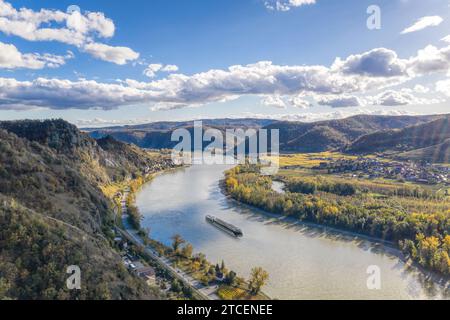 Panorama der Wachau (UNESCO) mit Schiff auf der Donau in der Nähe des Dorfes Durnstein in Niederösterreich, Österreich Stockfoto