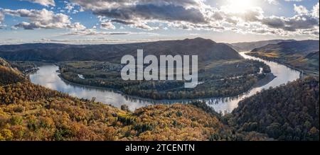 Panorama der Wachau (UNESCO) im Herbst mit Donau in der Nähe des Dorfes Durnstein in Niederösterreich, Österreich Stockfoto