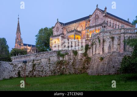 Sobrellano Palast beleuchtet bei Nacht in Comillas, Kantabrien, Spanien. Stockfoto