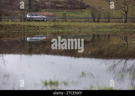 Tanne, Deutschland. Dezember 2023. Im Oberharz bei Tanne sind die Wiesenflächen teilweise unter Wasser. (Foto mit einer Drohne). Die Warme Bode hat die Meldegrenze überschritten und ihre Banken geplatzt. Derzeit gibt es Hochwasserwarnungen für mehrere Flüsse in Sachsen-Anhalt, Alarmstufe 2. Quelle: Matthias Bein/dpa/Alamy Live News Stockfoto