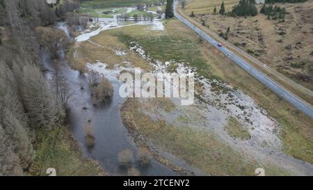 Tanne, Deutschland. Dezember 2023. Im Oberharz bei Tanne sind die Wiesenflächen teilweise unter Wasser. (Foto mit einer Drohne). Die Warme Bode hat die Meldegrenze überschritten und ihre Banken geplatzt. Derzeit gibt es Hochwasserwarnungen für mehrere Flüsse in Sachsen-Anhalt, Alarmstufe 2. Quelle: Matthias Bein/dpa/Alamy Live News Stockfoto