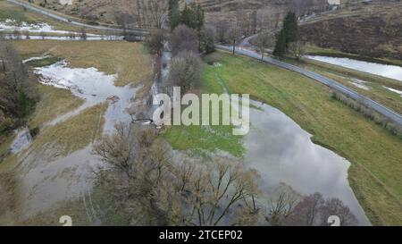 Tanne, Deutschland. Dezember 2023. Im Oberharz bei Tanne sind die Wiesenflächen teilweise unter Wasser. (Foto mit einer Drohne). Die Warme Bode hat die Meldegrenze überschritten und ihre Banken geplatzt. Derzeit gibt es Hochwasserwarnungen für mehrere Flüsse in Sachsen-Anhalt, Alarmstufe 2. Quelle: Matthias Bein/dpa/Alamy Live News Stockfoto