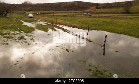 Tanne, Deutschland. Dezember 2023. Wiesen und Wege liegen teilweise unter Wasser im Oberharz bei Tanne. (Foto mit einer Drohne). Die Warme Bode hat die Meldegrenze überschritten und ihre Banken geplatzt. Derzeit gibt es Hochwasserwarnungen für mehrere Flüsse in Sachsen-Anhalt, Alarmstufe 2. Quelle: Matthias Bein/dpa/Alamy Live News Stockfoto