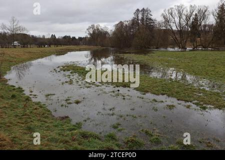 Tanne, Deutschland. Dezember 2023. Überflutete Wiesen im Oberharz bei Tanne. Die Warme Bode hat die Meldegrenze überschritten und ihre Banken geplatzt. Derzeit gibt es Hochwasserwarnungen für mehrere Flüsse in Sachsen-Anhalt, Alarmstufe 2. Quelle: Matthias Bein/dpa/Alamy Live News Stockfoto