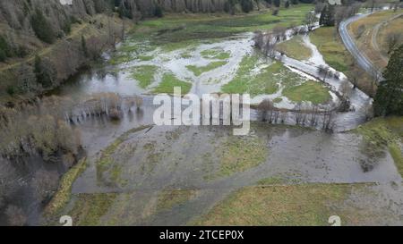 Tanne, Deutschland. Dezember 2023. Überflutete Wiesen im Oberharz bei Tanne (Foto mit Drohne). Die Warme Bode hat die Meldegrenze überschritten und ihre Banken geplatzt. Derzeit gibt es Hochwasserwarnungen für mehrere Flüsse in Sachsen-Anhalt, Alarmstufe 2. Quelle: Matthias Bein/dpa/Alamy Live News Stockfoto