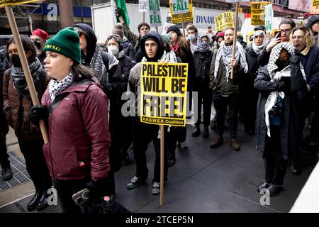 NEW YORK, NEW YORK - 11. DEZEMBER: Propalästinensische Demonstranten versammeln sich vor den Büros der New York Times, um die Berichterstattung der Zeitung über den Israel-Hamas-Krieg während eines weltweiten Aufrufs zum „Streik für Palästina“ am 11. Dezember 2023 in New York City anzufechten. Palästinensische Aktivisten und Social-Media-Influencer rufen am 11. Dezember zu einem weltweiten Streik auf, nachdem die Vereinten Nationen keine Resolution verabschiedet haben, die einen Waffenstillstand in Gaza fordert. Der Streik ruft dazu auf, dass die Menschen nicht einkaufen, Bankgeschäfte tätigen, arbeiten und keine Schule besuchen, um einen dauerhaften Waffenstillstand in Gaza zu fordern, der seit dem unter ständiger Bombardierung steht Stockfoto