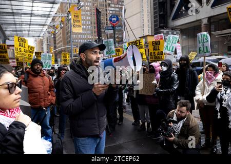 NEW YORK, NEW YORK - 11. DEZEMBER: Propalästinensische Demonstranten versammeln sich vor den Büros der New York Times, um die Berichterstattung der Zeitung über den Israel-Hamas-Krieg während eines weltweiten Aufrufs zum „Streik für Palästina“ am 11. Dezember 2023 in New York City anzufechten. Palästinensische Aktivisten und Social-Media-Influencer rufen am 11. Dezember zu einem weltweiten Streik auf, nachdem die Vereinten Nationen keine Resolution verabschiedet haben, die einen Waffenstillstand in Gaza fordert. Der Streik ruft dazu auf, dass die Menschen nicht einkaufen, Bankgeschäfte tätigen, arbeiten und keine Schule besuchen, um einen dauerhaften Waffenstillstand in Gaza zu fordern, der seit dem unter ständiger Bombardierung steht Stockfoto