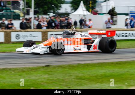 1977 McLaren M26 Grand Prix, Formel-1-Rennwagen, der beim Goodwood Festival of Speed 2016 den Hügel hinauffährt. James Hunt F1-Auto Stockfoto