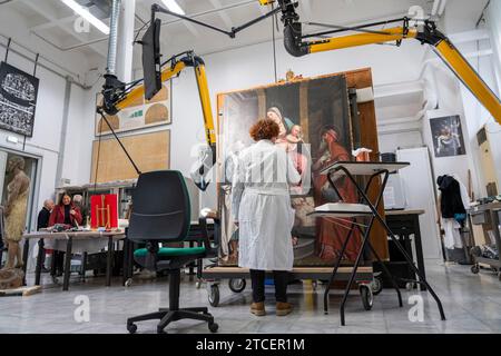 Vatikanstadt, Vatikan. Dezember 2023. Die Restauratorin Alessandra Zarelli arbeitet an einem Gemälde im Labor für die Restaurierung von Gemälden und Holzmaterialien in den Vatikanischen Museen. „Beyond the surface: The Restauration's Gaze“ ist der Titel der Ausstellungsinitiative, mit der die Vatikanischen Museen das hundertjährige Jubiläum der Gründung des Labors zur Restaurierung von Gemälden und Holzmaterialien feiern. Quelle: SOPA Images Limited/Alamy Live News Stockfoto