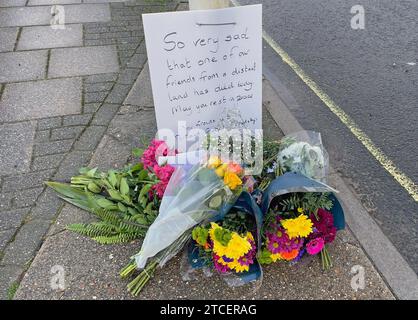 Am Eingang des Bibby Stockholm Unterkunftsbarkts am Portland Port in Dorset werden Blumen nach dem Tod eines Asylbewerbers an Bord gelassen. Die Polizei wurde zu Berichten über einen „plötzlichen Tod“ eines Mannes gerufen, der früh am Dienstagmorgen auf dem riesigen Schiff lebte. Bilddatum: Dienstag, 12. Dezember 2023. Stockfoto