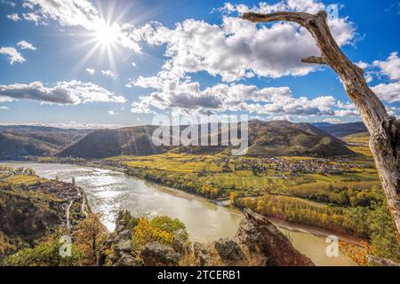 Panorama der Wachau (UNESCO) im Herbst mit Donau in der Nähe des Dorfes Durnstein in Niederösterreich, Österreich Stockfoto