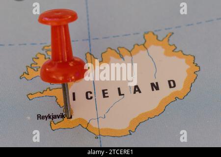 Eine rote Nadel, die in eine Karte Westeuropas gesteckt wurde und den Standort von Reykjavik feststellt Stockfoto