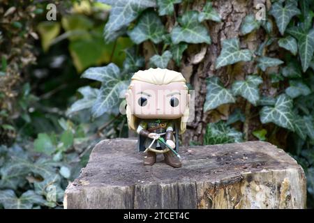 Funko Pop Actionfigur von Elf Legolas aus dem Fantasy-Film der Herr der Ringe. Krieger, der Bogen und Pfeil hält. Waldbaum, grüne Efeublätter. Stockfoto