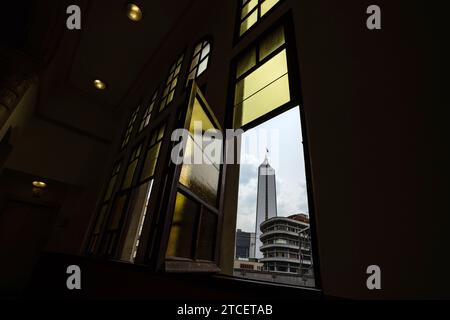 Medellin, Antioquia. Kolumbien - 6. Dezember 2023. Das Coltejer Building wurde 1972 erbaut, hat 36 Stockwerke und eine Höhe von 147 Metern Stockfoto