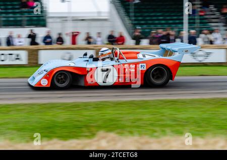 1973 Gulf Mirage-Cosworth GR7 gefahren von Derek Bell beim Goodwood Festival of Speed 2016. Gulf Mirage GR7 Ford Cosworth angetriebener Ausdauerrennwagen Stockfoto