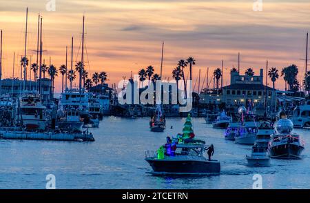 Santa Barbara, USA. Dezember 2023. Santa Barbara Harbor 37. Jährliche Lichterparade in Santa Barbara, CA am 10. Dezember. 2023. Um 30 beleuchtete Wasserfahrzeuge erleuchten die Nacht, während sie sich vom Hafen Santa Barbara zum Leadbetter Beach entlang der Küste zum Cabrillo Pavillon begeben, dann zurück entlang der Küste zur Sterns Wharf. (Foto: Rod Rolle/SIPA USA) Credit: SIPA USA/Alamy Live News Stockfoto