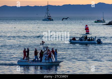 Santa Barbara, USA. Dezember 2023. Santa Barbara Harbor 37. Jährliche Lichterparade in Santa Barbara, CA am 10. Dezember. 2023. Um 30 beleuchtete Wasserfahrzeuge erleuchten die Nacht, während sie sich vom Hafen Santa Barbara zum Leadbetter Beach entlang der Küste zum Cabrillo Pavillon begeben, dann zurück entlang der Küste zur Sterns Wharf. (Foto: Rod Rolle/SIPA USA) Credit: SIPA USA/Alamy Live News Stockfoto