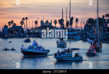 Santa Barbara, USA. Dezember 2023. Santa Barbara Harbor 37. Jährliche Lichterparade in Santa Barbara, CA am 10. Dezember. 2023. Um 30 beleuchtete Wasserfahrzeuge erleuchten die Nacht, während sie sich vom Hafen Santa Barbara zum Leadbetter Beach entlang der Küste zum Cabrillo Pavillon begeben, dann zurück entlang der Küste zur Sterns Wharf. (Foto: Rod Rolle/SIPA USA) Credit: SIPA USA/Alamy Live News Stockfoto