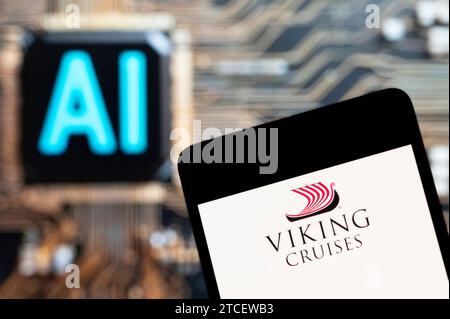 China. November 2023. In dieser Fotoabbildung wird das Logo des Kreuzfahrtunternehmens Viking Cruises auf einem Smartphone mit einem Chip für künstliche Intelligenz (KI) und einem Symbol im Hintergrund angezeigt. Quelle: SOPA Images Limited/Alamy Live News Stockfoto