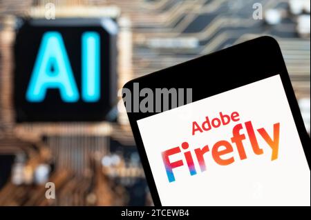 China. November 2023. In dieser Fotoabbildung wird das Adobe Firefly-Logo auf einem Smartphone mit einem KI-Chip und einem Symbol im Hintergrund angezeigt. Quelle: SOPA Images Limited/Alamy Live News Stockfoto