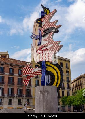 Der Kopf von Barcelona wurde 1992 errichtet und ist eine 15 Meter hohe abstrakte Statue des Amerikaners Roy Lichtenstein. De Colom, s/n, 08003 Barcelona, Stockfoto