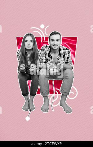 Vertikale Collage kreatives Bild glückliche junge Paarliebhaber spielen Spiele Joystick aufgeregte Beziehung verbringen freudige Zeit Stockfoto