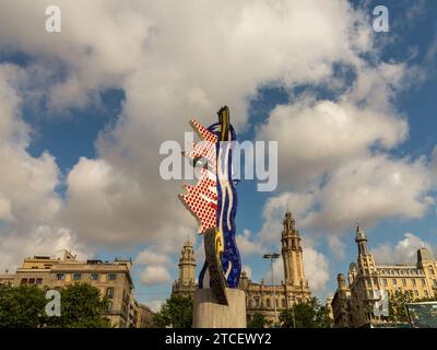 Der Kopf von Barcelona wurde 1992 errichtet und ist eine 15 Meter hohe abstrakte Statue des Amerikaners Roy Lichtenstein. De Colom, s/n, 08003 Barcelona, Stockfoto