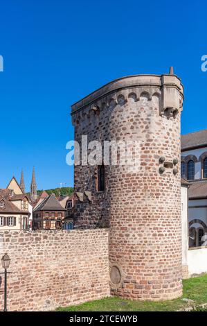 Verteidigungsturm der historischen Stadtmauer, hier am Stadttor von Neher, Obernai, Elsass, Frankreich, Europa Stockfoto