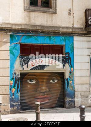 Wandbild mit einer schwarzen Frau an einer Metalltür, Barcelona, Spanien. Stockfoto