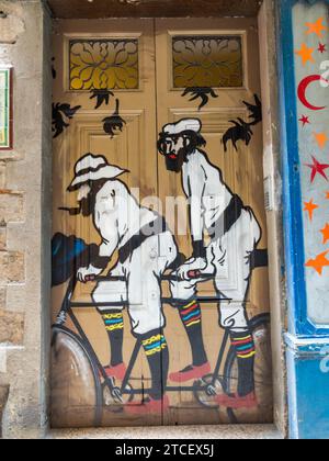 Wandbild mit zwei Männern auf einem Fahrrad Barcelona, Spanien Stockfoto