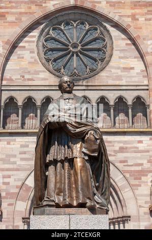 Statue von Charles-Emile Freppel vor der Kirche der Heiligen Peter und Paul, Obernai, Elsass, Frankreich, Europa Stockfoto