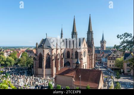 Blick vom Nationaldenkmal der Zwangskorrektur zur Kirche der Heiligen Peter und Paul, Obernai, Elsass, Frankreich, Europa Stockfoto