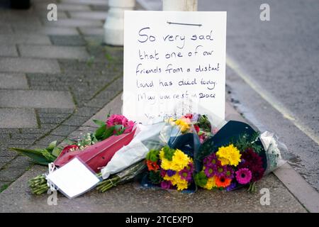 Die Blumen werden am Eingang des Portlandhafens in Dorset nach dem Tod eines Asylsuchenden an Bord des Bibby Stockholm Beherbergungskahns hinterlassen. Die Polizei wurde zu Berichten über einen „plötzlichen Tod“ eines Mannes gerufen, der früh am Dienstagmorgen auf dem riesigen Schiff lebte. Bilddatum: Dienstag, 12. Dezember 2023. Stockfoto