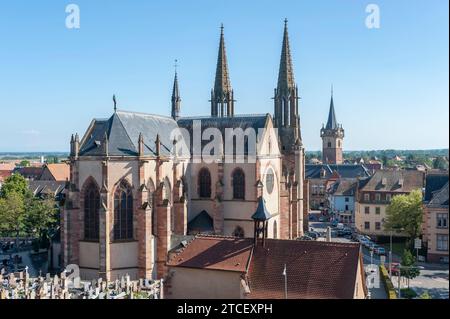 Blick vom Nationaldenkmal der Zwangskorrektur zur Kirche der Heiligen Peter und Paul, Obernai, Elsass, Frankreich, Europa Stockfoto