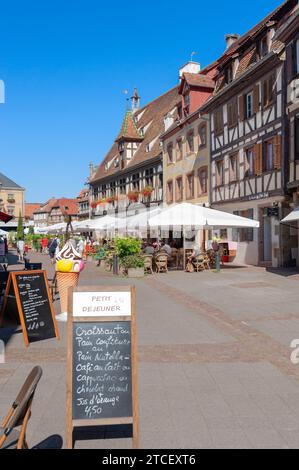 Altstadt mit Restaurants und historischen Gebäuden, hier Fußgängerzone Rue du Marche, Obernai, Elsass, Frankreich, Europa Stockfoto