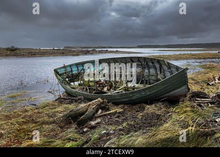 Ein verlassenes hölzernes Fischerboot auf den Sanddünen in der Mündung des Flusses Esk, St Cyrus, Aberdeenshire, Schottland Stockfoto