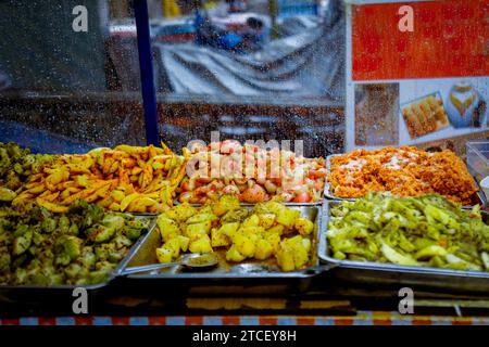 Dieses Gericht ist ein beliebter Snack in Sri Lanka, eine Gurke aus verschiedenen Früchten Stockfoto