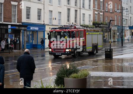 Warwickshire Fire and Rescue Fire Engine in The Parade in Starkregen, Leamington Spa, Warwickshire, Großbritannien Stockfoto