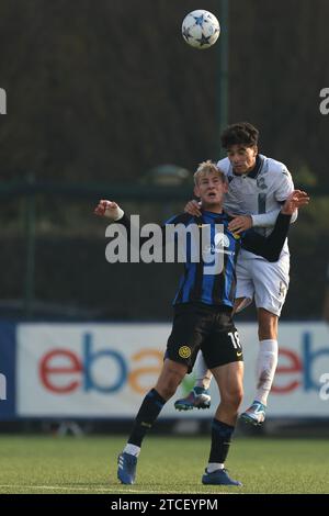 Mailand, Italien. Dezember 2023. Jon Martin von Real Sociedad ist beim Spiel der UEFA Youth League im Youth Development Centre in Mailand vor Jan Zuberek von der Internazionale abgesprungen. Der Bildnachweis sollte lauten: Jonathan Moscrop/Sportimage Credit: Sportimage Ltd/Alamy Live News Stockfoto