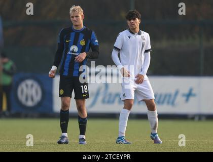 Mailand, Italien. Dezember 2023. Jan Zuberek von der Internazionale und Jon Martin von Real Sociedad schauen beim Spiel der UEFA Youth League im Youth Development Centre in Mailand an. Der Bildnachweis sollte lauten: Jonathan Moscrop/Sportimage Credit: Sportimage Ltd/Alamy Live News Stockfoto