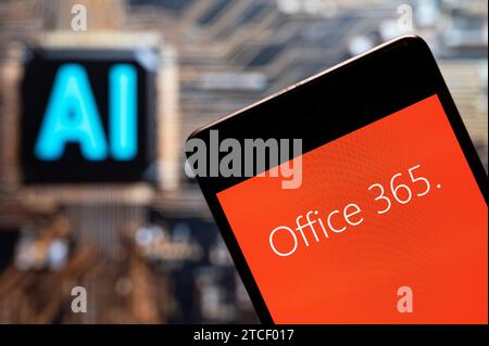3. November 2023, China: In dieser Fotoabbildung zeigt der amerikanische Software-multinationale Technologieunternehmen Microsoft Office 365 ein Logo auf einem Smartphone mit einem Chip für künstliche Intelligenz (KI) und einem Symbol im Hintergrund. (Credit Image: © Budrul Chukrut/SOPA Images via ZUMA Press Wire) NUR REDAKTIONELLE VERWENDUNG! Nicht für kommerzielle ZWECKE! Stockfoto