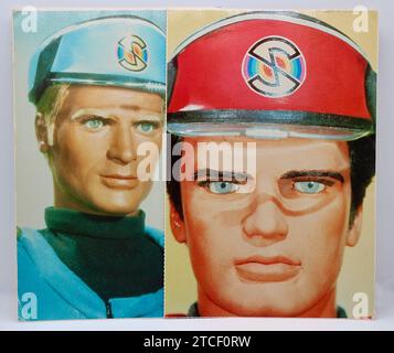 Foto von Postkarten für die britische Science-Fiction-Fernsehserie Captain Scarlet and the Mysterons mit Captain Blue und Captain Scarlet Stockfoto