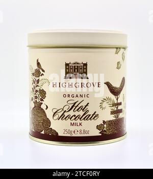 Foto einer Highgrove Products Dose aus Bio-Schokoladenpulver vor weißem Hintergrund Stockfoto