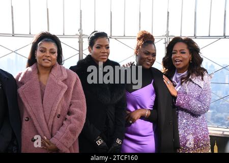 New York, NY, USA. Dezember 2023. Taraji P. Henson, Fantasia Barrino, Danielle Brooks und Oprah Winfrey bildeten als Besetzung des Color Purple Light The Empire State Building Purple, das seine Veröffentlichung am 12. Dezember 2023 in New York City feierte. Quelle: Mpi099/Media Punch/Alamy Live News Stockfoto