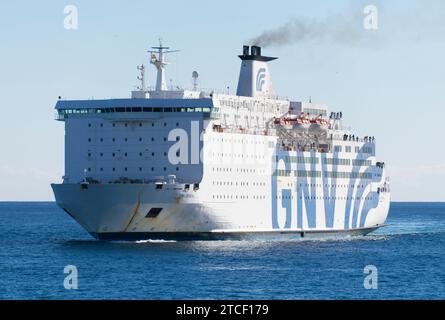 Ankunft im Hafen von Barcelona mit der Fähre Grandi Navi Veloce Atlas CNG. November 2023. Stockfoto