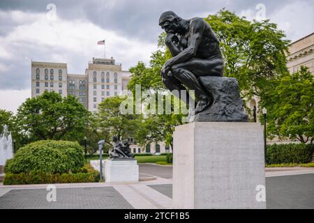 Detroit, Michigan, 22. Mai 2023: The Thinker von Auguste Rodin, modelliert und gegossen 1903, am Eingang des Detroit Institute of Arts. Stockfoto