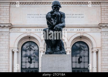 Detroit, Michigan, 22. Mai 2023: The Thinker von Auguste Rodin, modelliert und gegossen 1903, am Eingang des Detroit Institute of Arts. Stockfoto